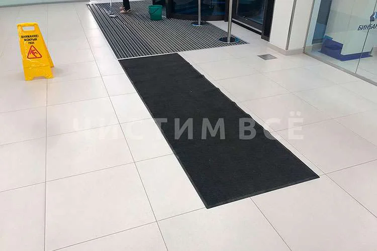Грязезащитный ковер на кафельном полу Когда нужна аренда ковров
