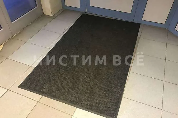 Что выгодней — покупка или аренда грязезащитных ковров