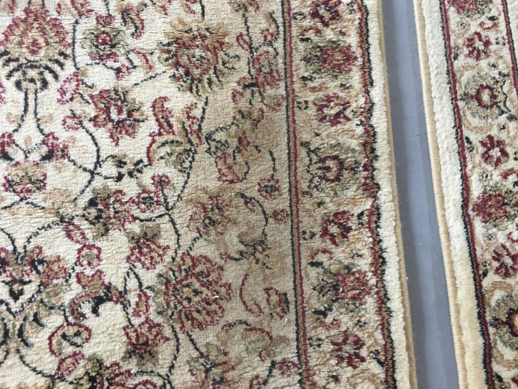 Как удалить свежее пятно крови на ковре