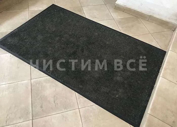 Грязезащитный ковер на кафельном полу Нужно ли арендаторам чистить сменные коврики