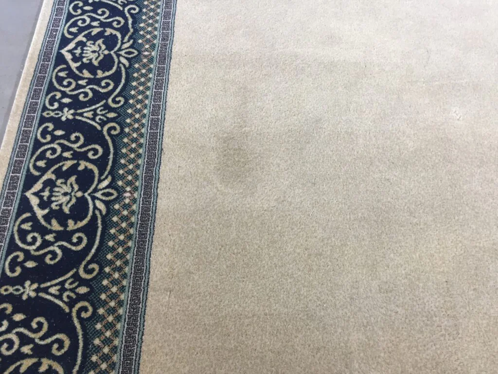 Как почистить белый ковер